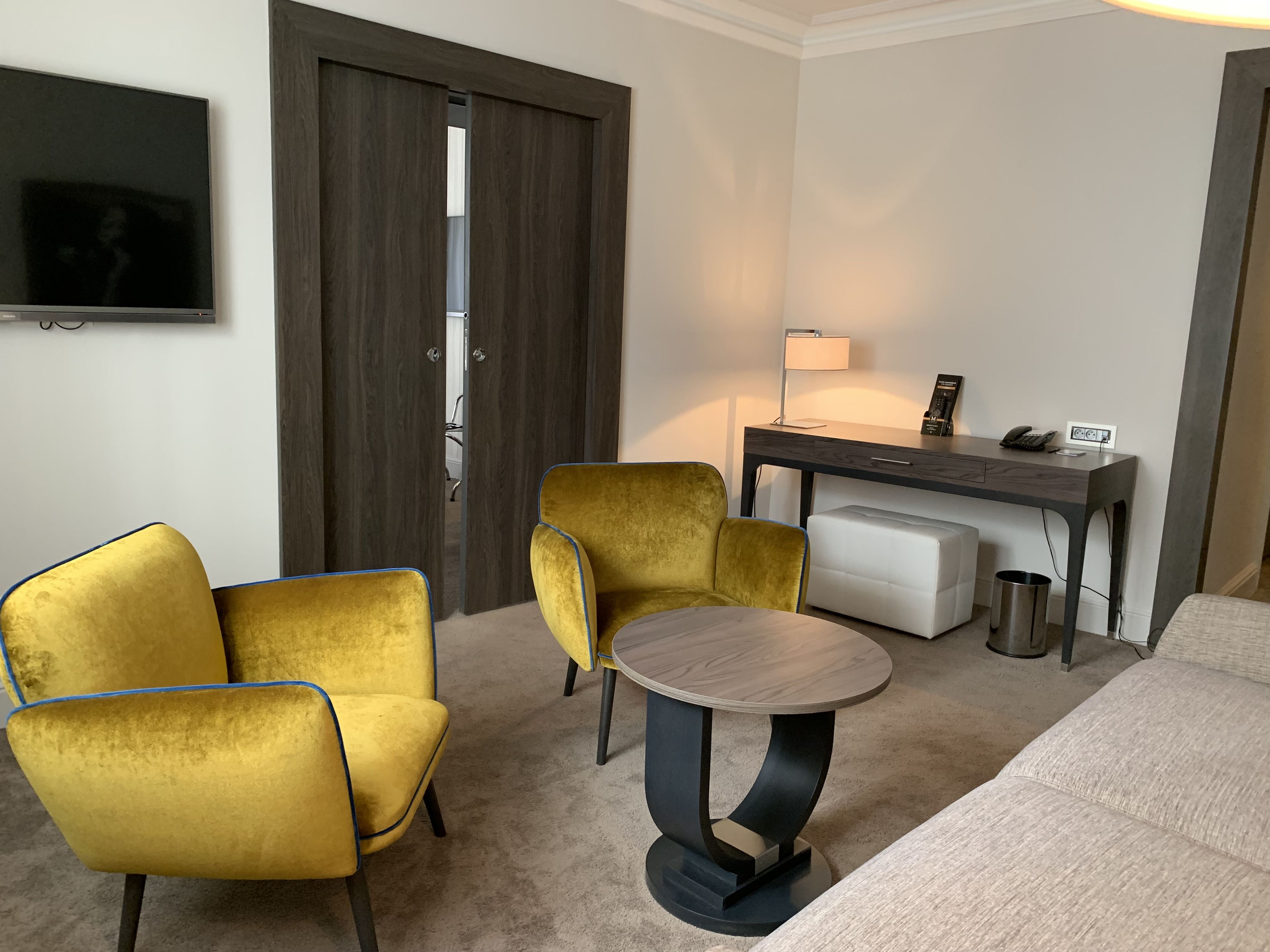 suite | living room | flat-screen tv