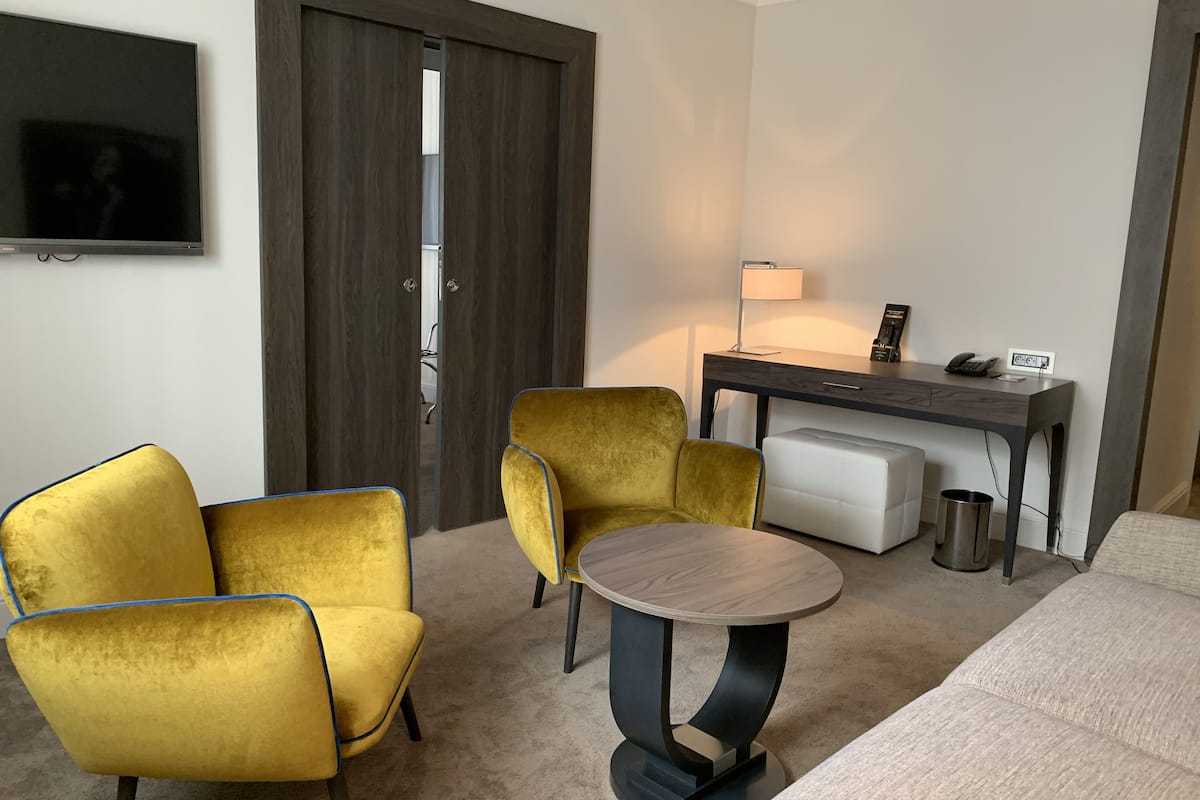 suite | living room | flat-screen tv