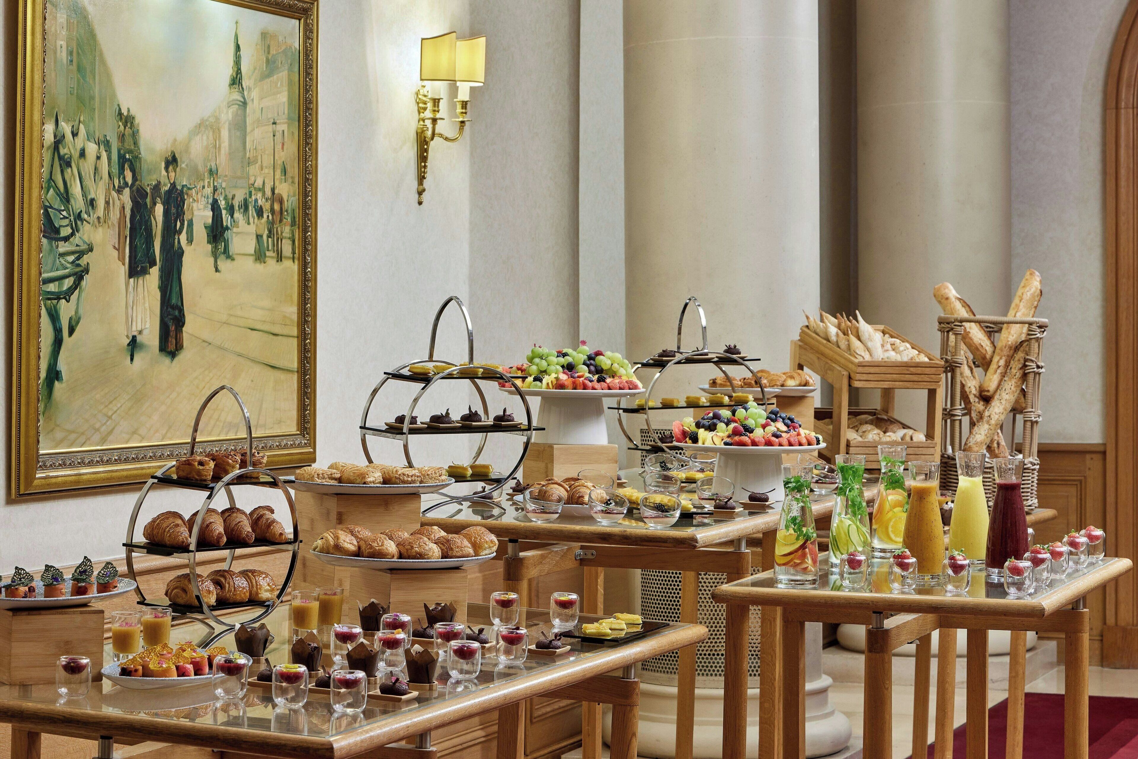Un buffet de petit-déjeuner proposant une variété de viennoiseries, de fruits et de boissons.