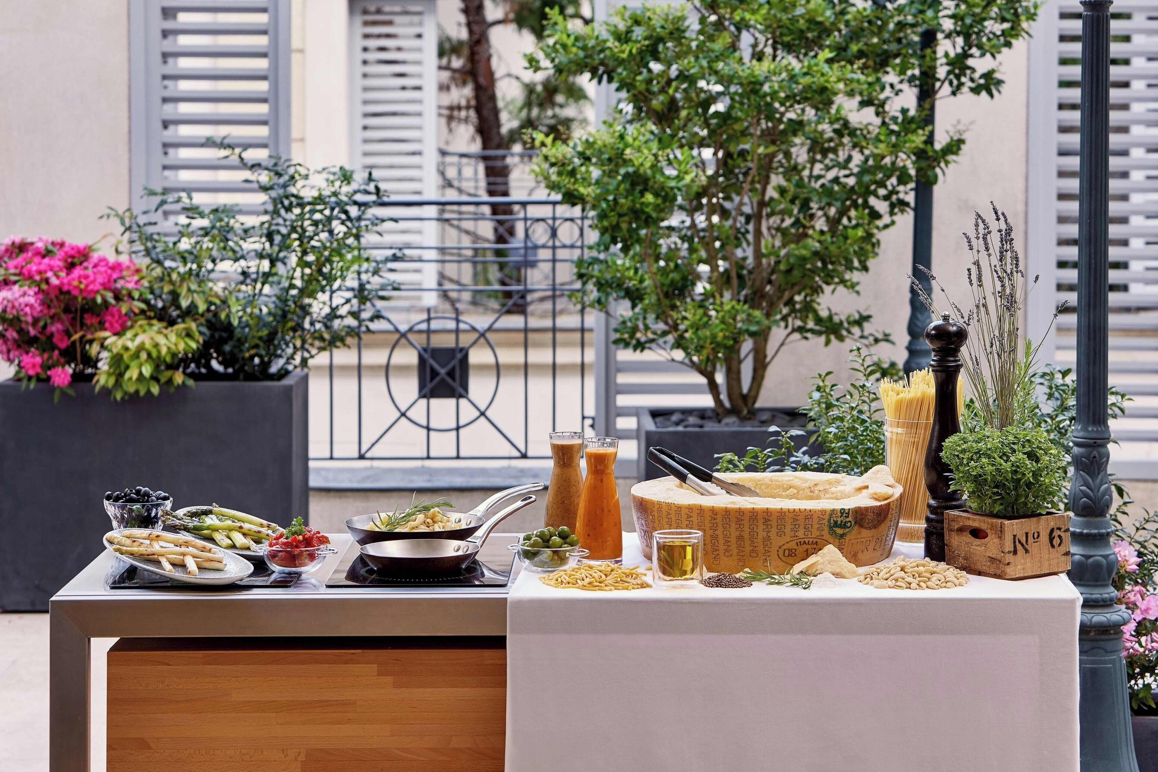 2 restaurants, breakfast, lunch, dinner served; french cuisine