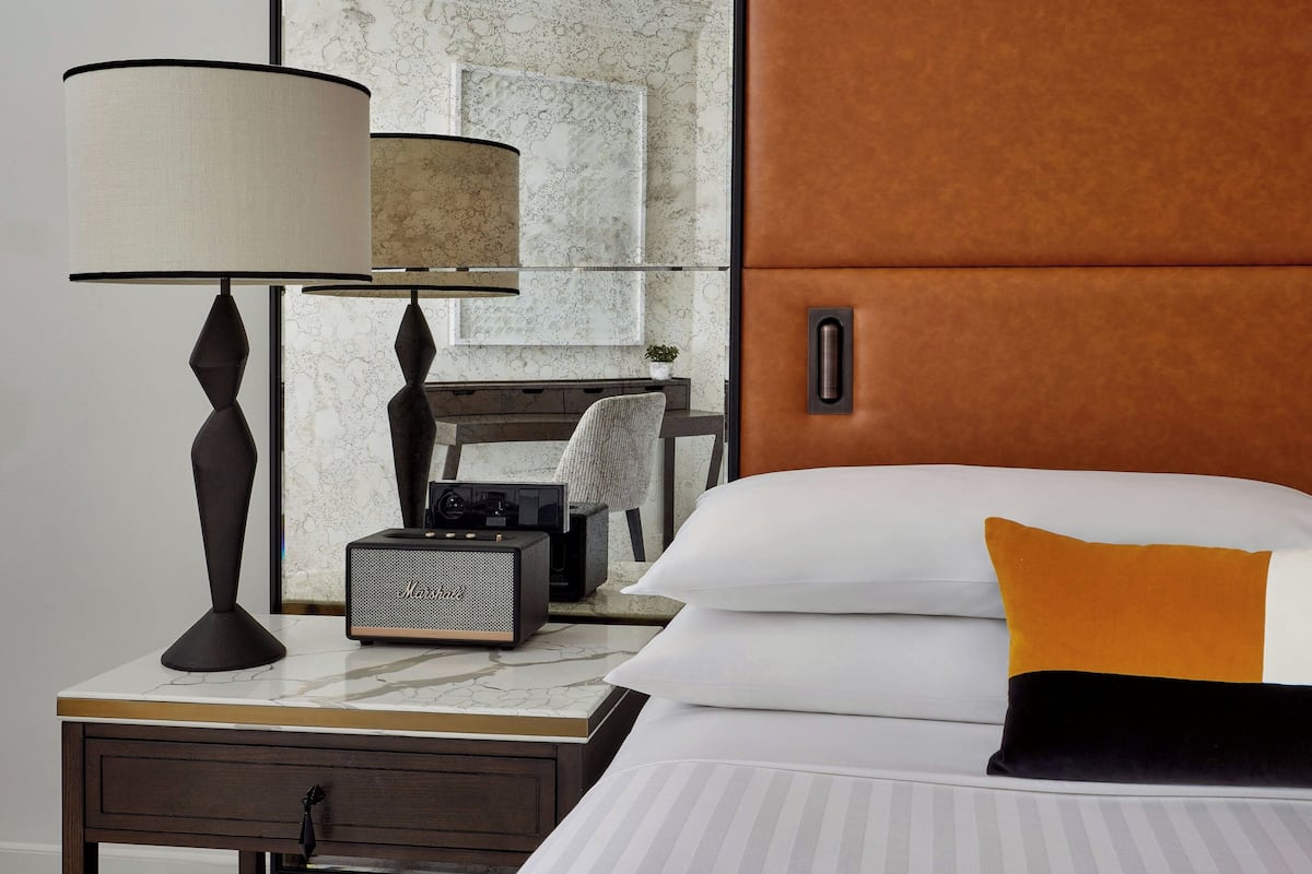 Sengetøy av topp kvalitet, dundyner, senger med overmadrass og minibar