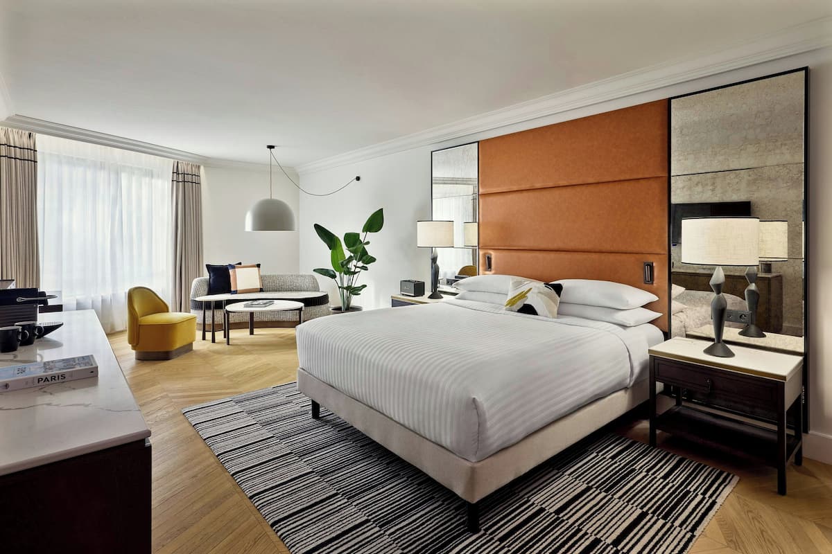 Two-Bedroom Parisian Family Suite with Atrium View | Hochwertige Bettwaren, Daunenbettdecken, Pillowtop-Betten, Minibar