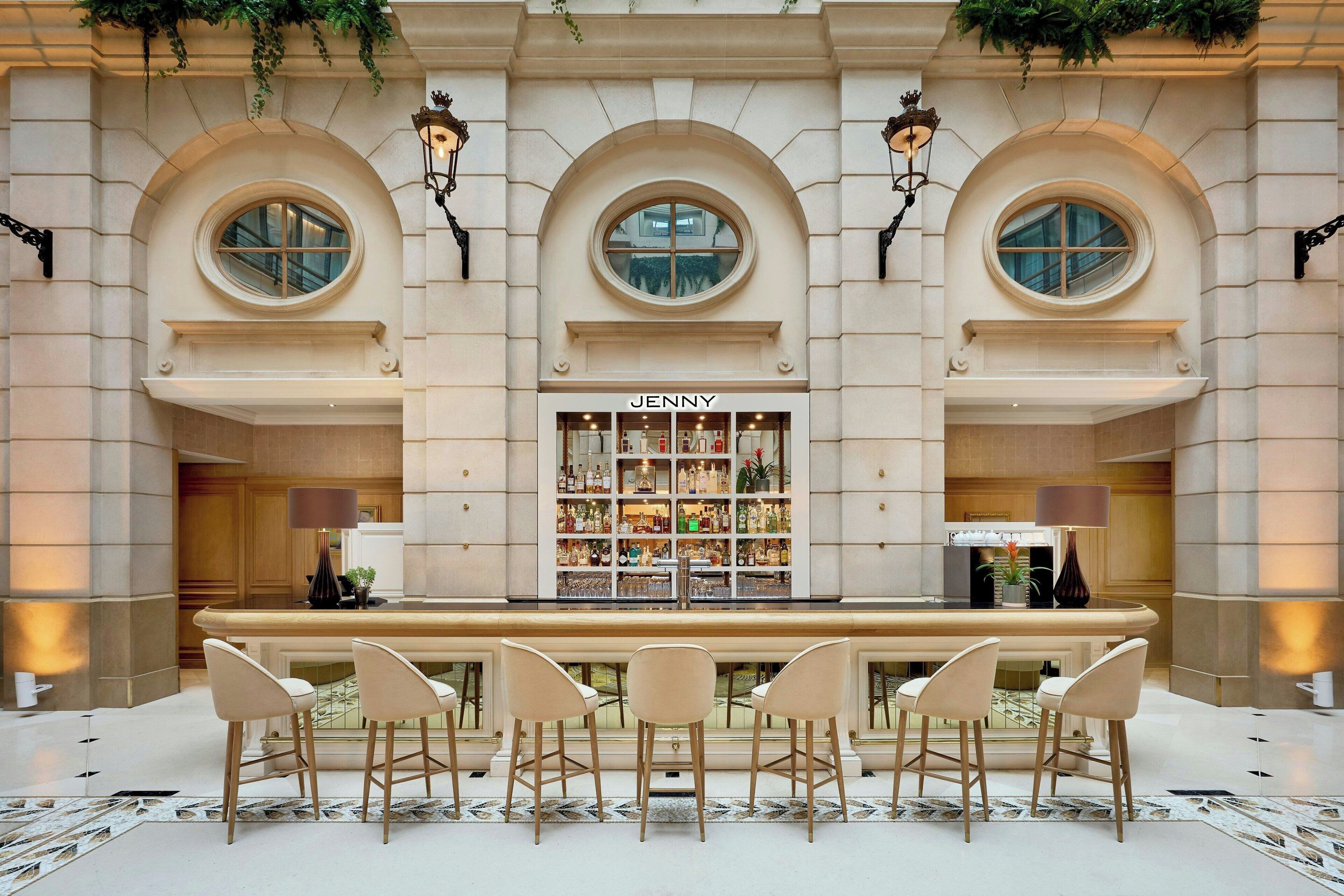 Serveert ontbijt, lunch en diner