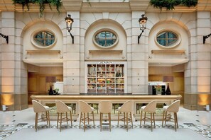 Serveert ontbijt, lunch en diner