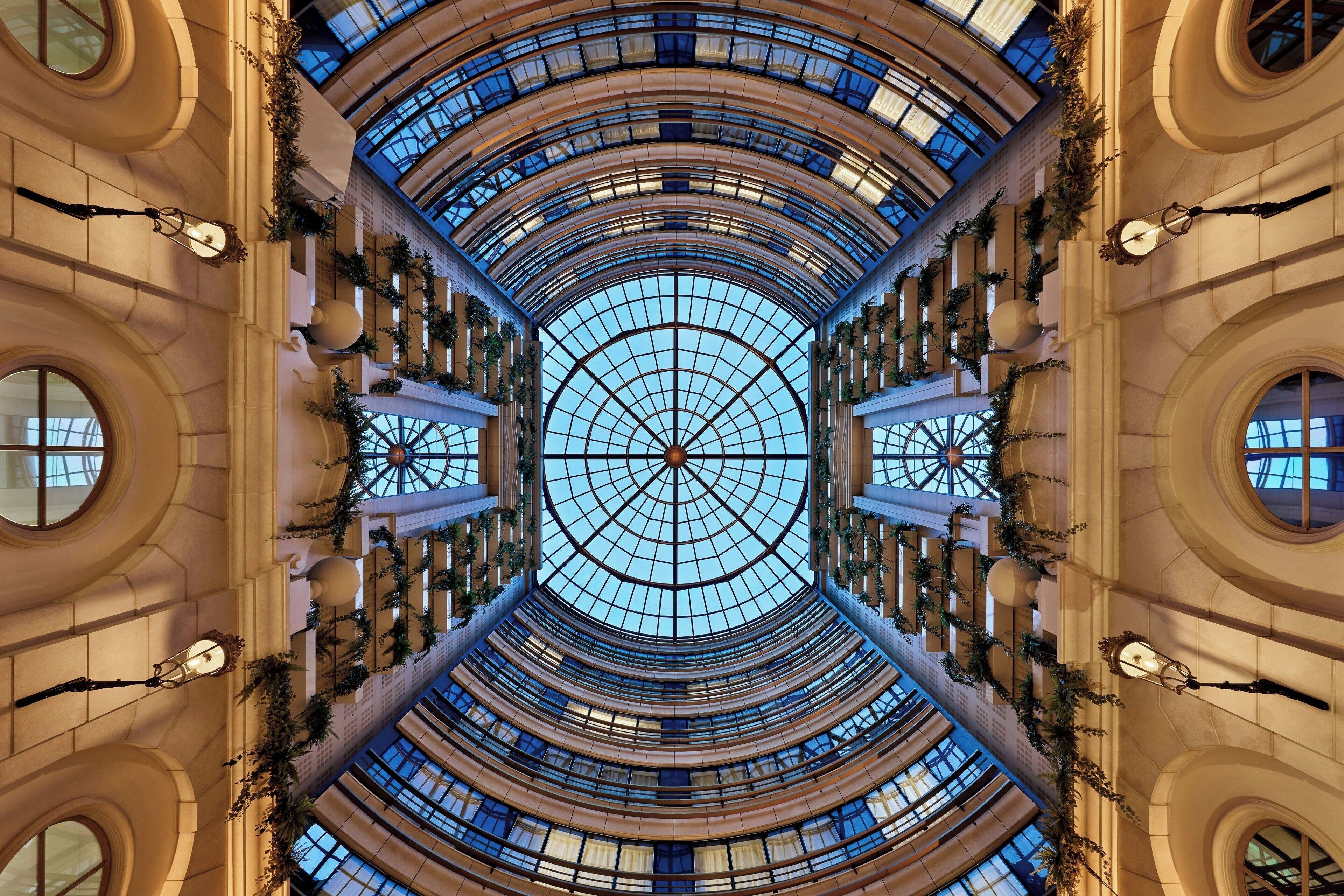 2 restaurantes, se sirven desayunos, comidas, cenas y cocina francesa