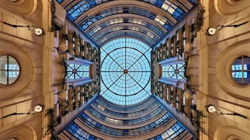 2 restaurantes, se sirven desayunos, comidas, cenas y cocina francesa