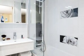 Gratis toiletartikelen, een haardroger, handdoeken