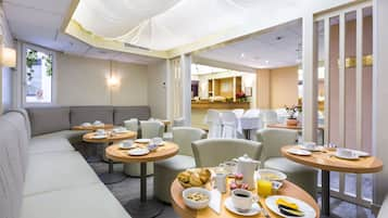 Tägliches Frühstücksbuffet (13 EUR pro Person)