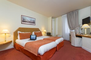 客房內保險箱、書桌、隔音、熨斗/熨衣板