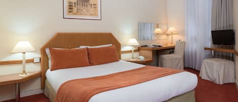 Safe på rommet, skrivebord, lydisolert og strykejern/-brett