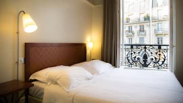 Værelse med 2 enkeltsenge | Minibar, pengeskab på værelset, skrivebord, lydisolering