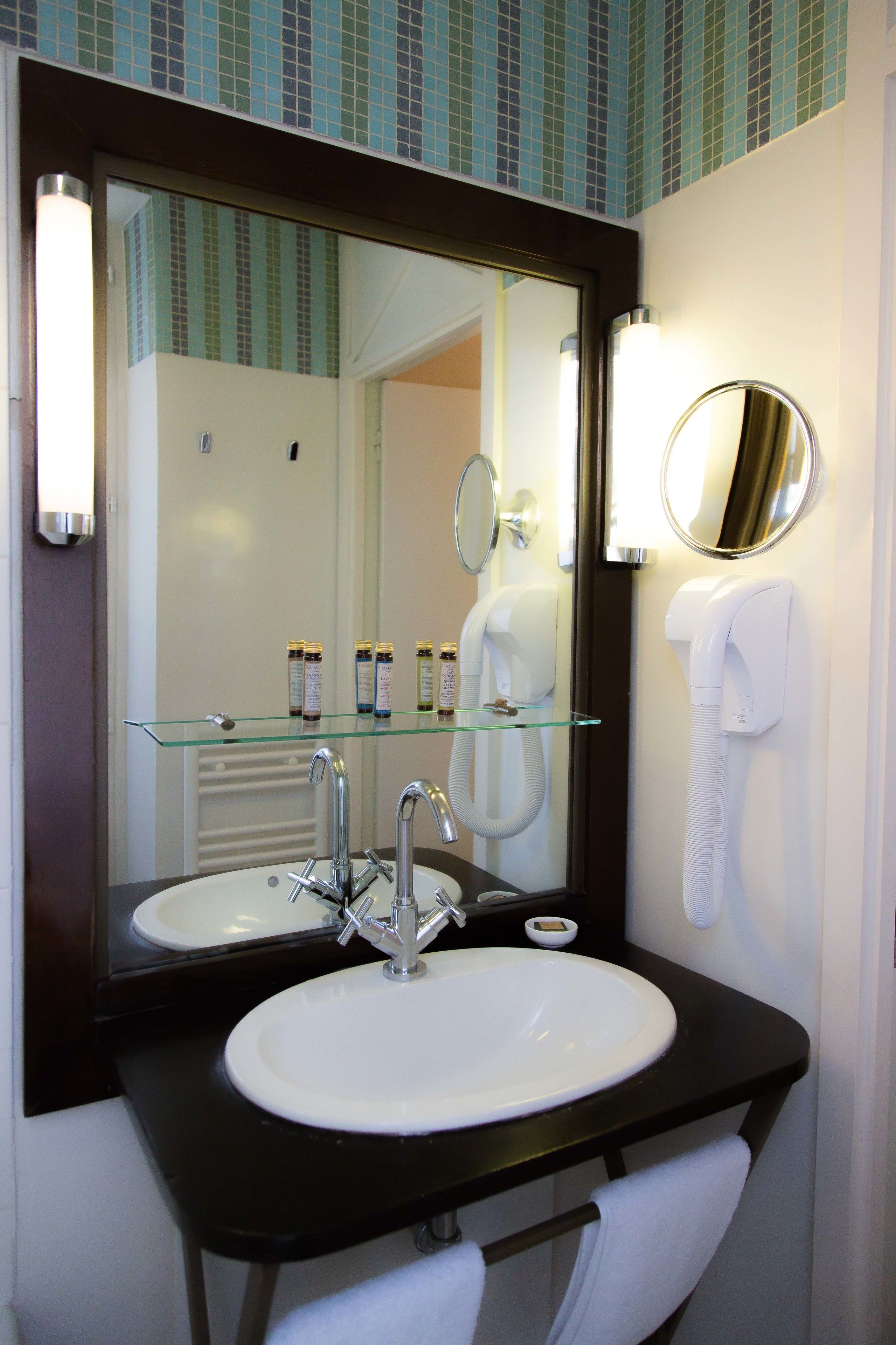 twin room | bathroom | free toiletries, hair dryer, towels