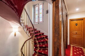 Handrails in hallways - Hotel College De France (Paris)