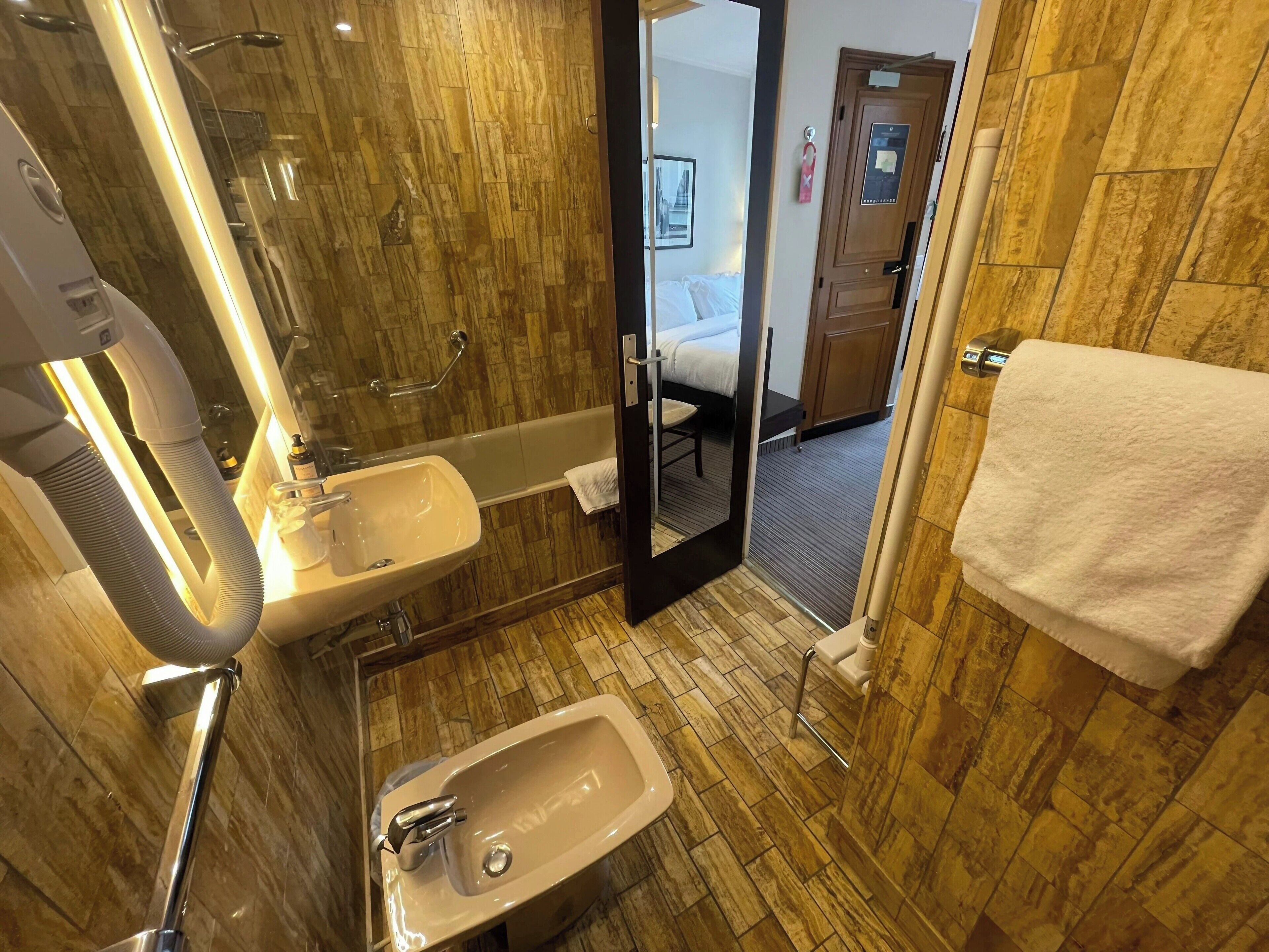 chambre double supérieure avec balcon | bathroom | hair dryer, towels, soap, toilet paper