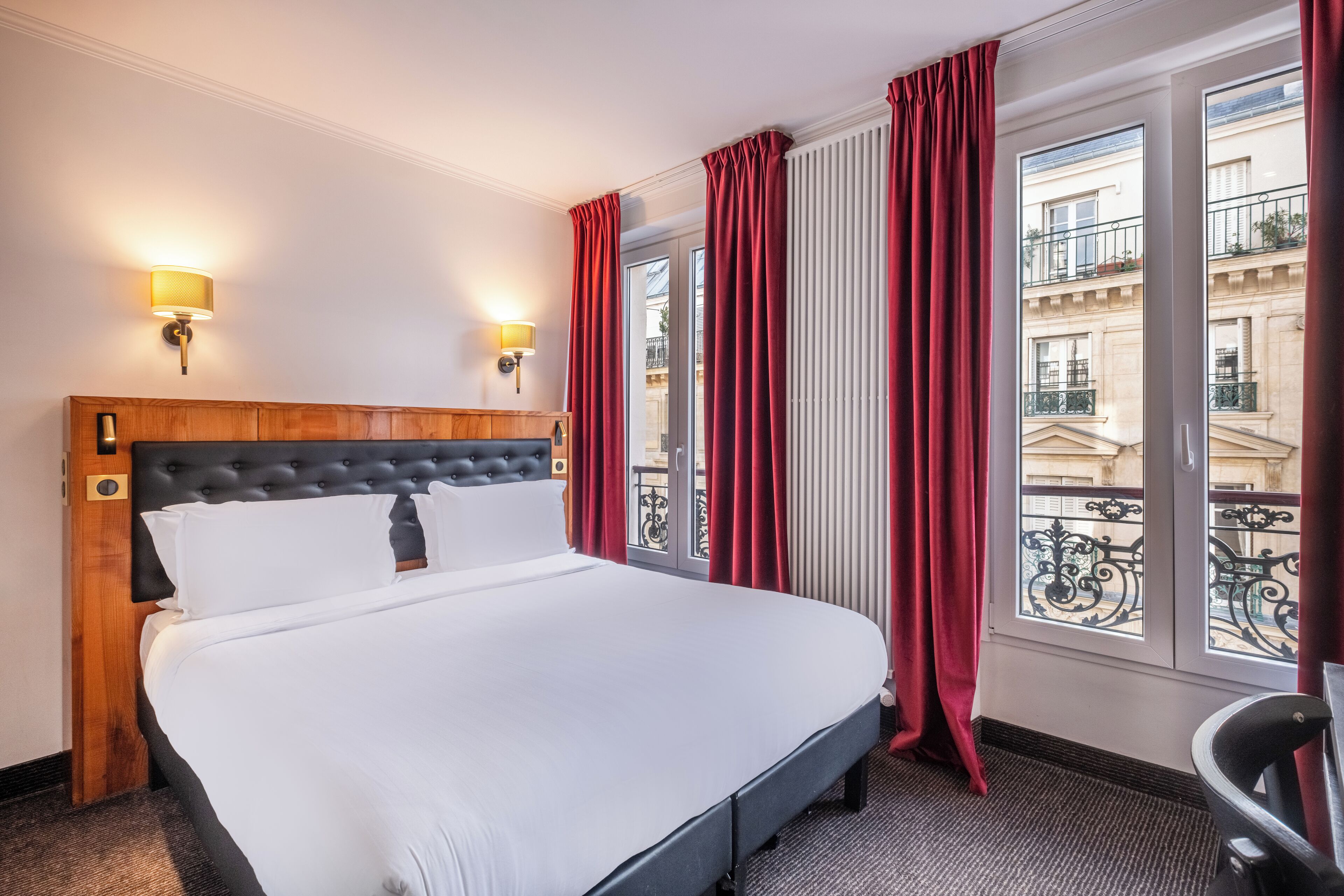 Habitación doble clásica | Ropa de cama de alta calidad y espacio para trabajar con laptop 