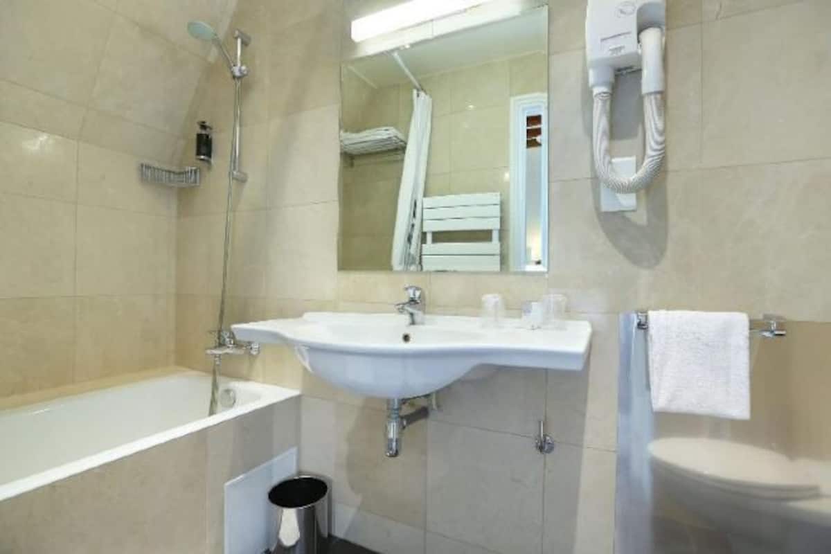 Bilik Mandi | Kelengkapan dandanan diri percuma, pengering rambut, tuala disediakan