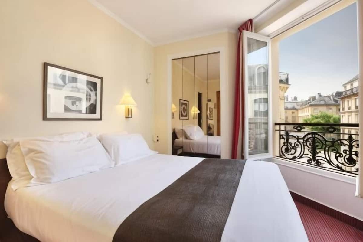 Premium bedding, laptop workspace, free WiFi, bed sheets