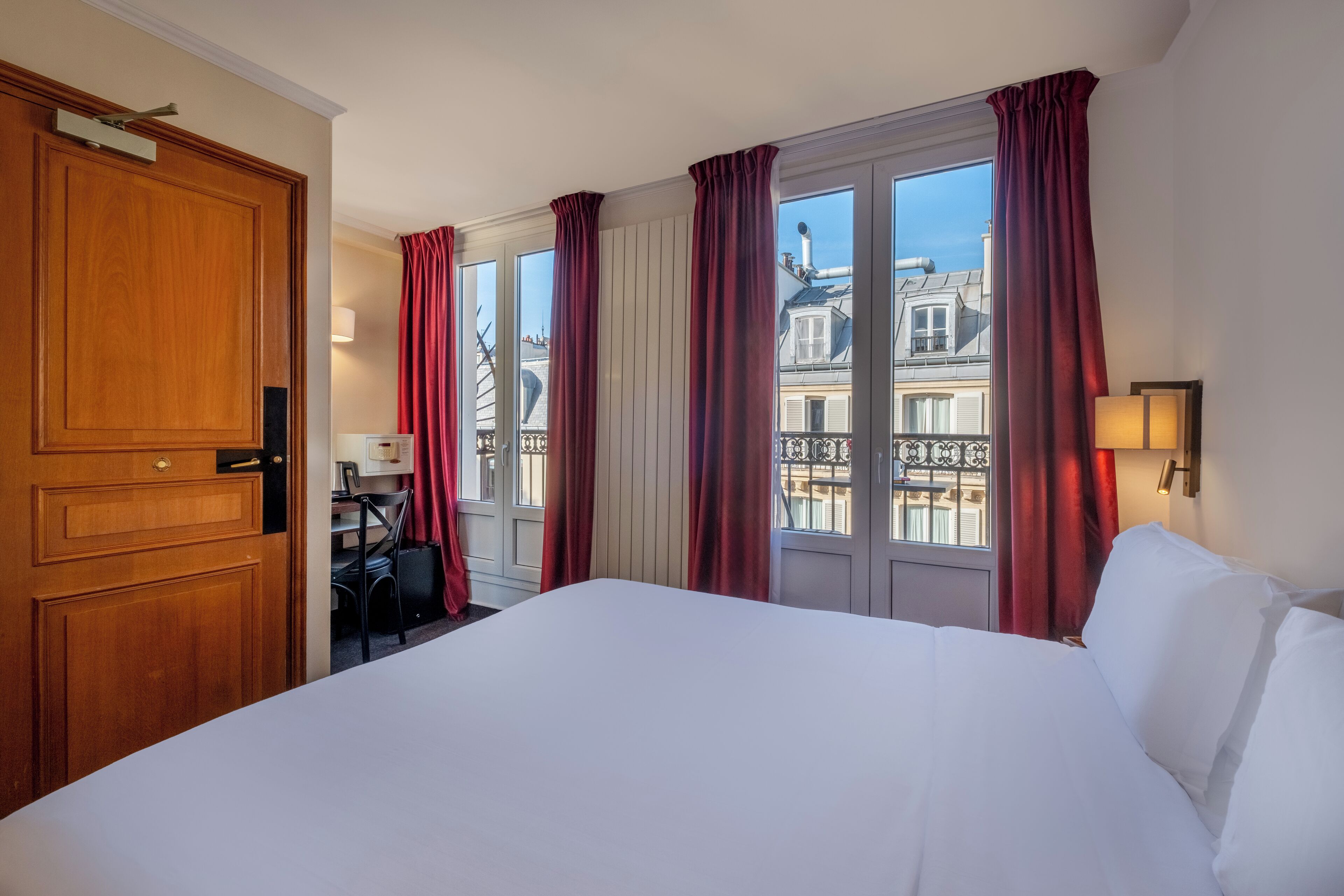 Chambre double supérieure avec balcon | Ropa de cama de alta calidad y espacio para trabajar con laptop 