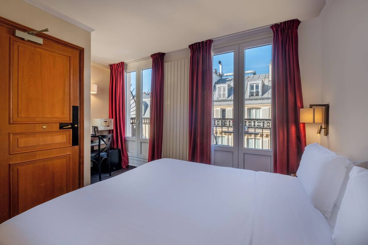 Chambre double supérieure avec balcon | Sengetøy av topp kvalitet, skrivebord for bærbar PC og wi-fi (inkludert)