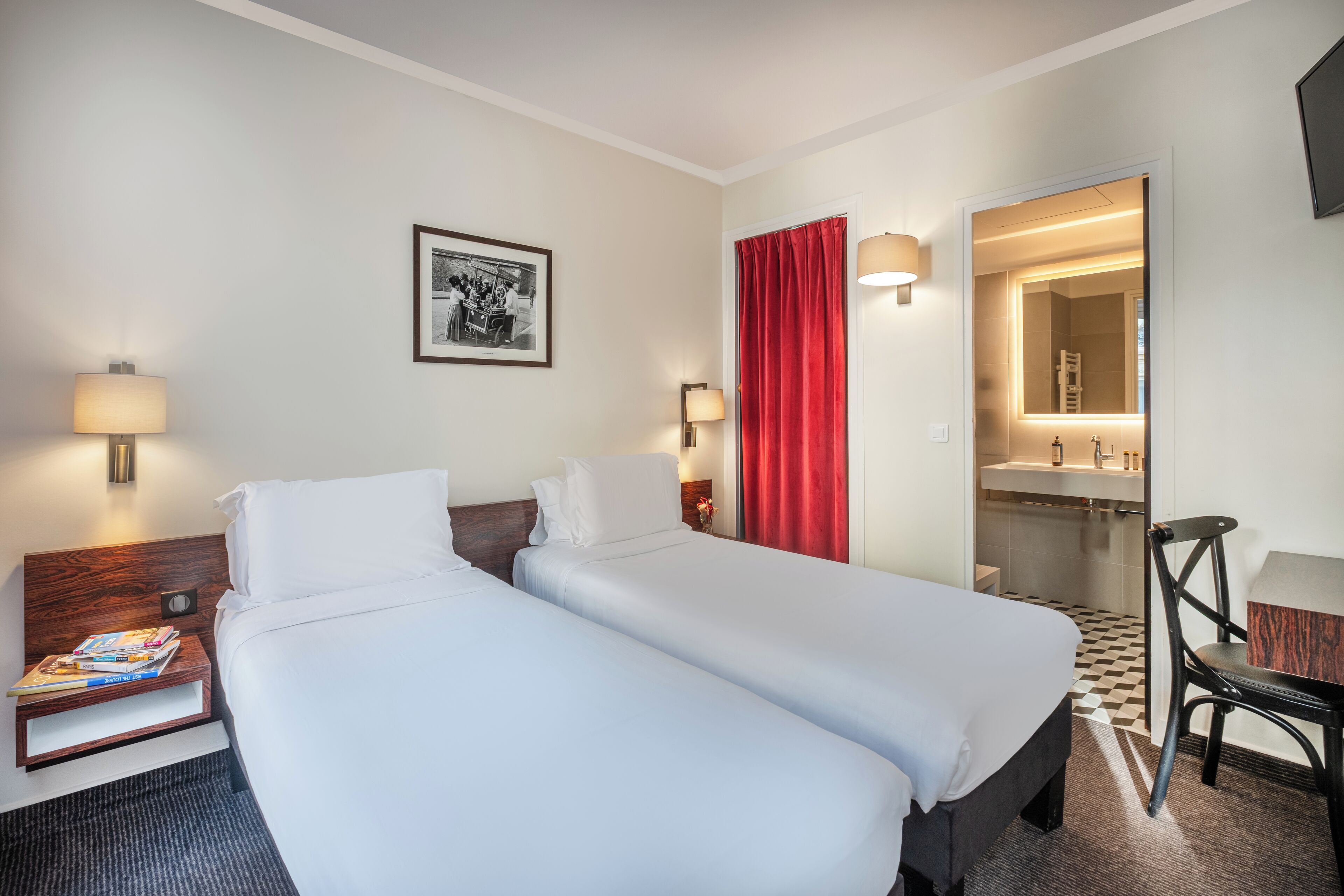 Ropa de cama de alta calidad y espacio para trabajar con laptop 