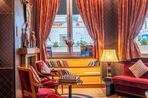 Lobby sitting area - Hotel College De France (Paris)