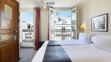 Ropa de cama de alta calidad y espacio para trabajar con laptop