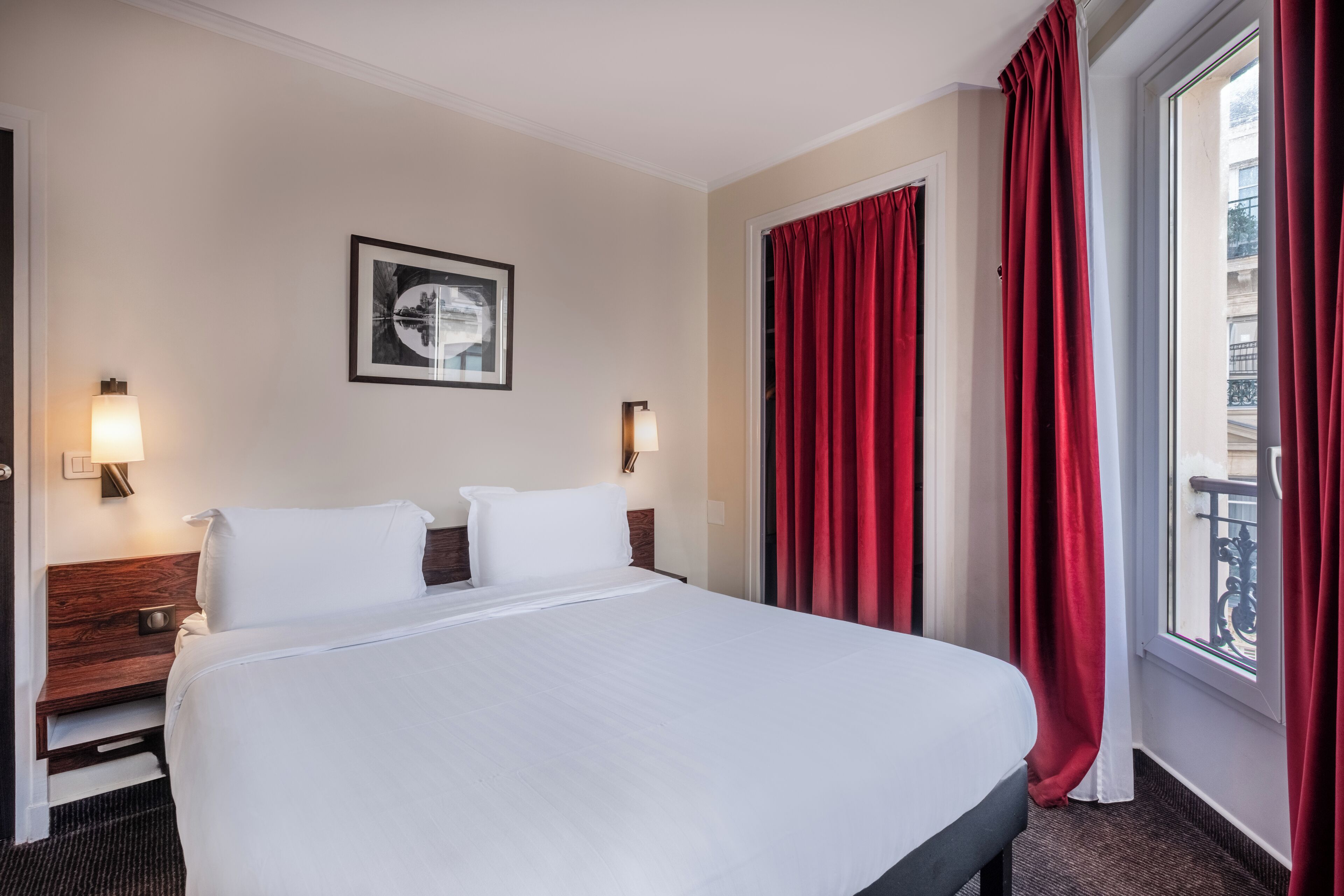 Habitación familiar, habitaciones conectadas | Ropa de cama de alta calidad y espacio para trabajar con laptop 