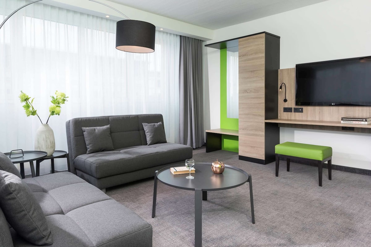 Suite Standard, plusieurs lits | Bureau, chambres insonorisées, Wi-Fi gratuit, draps fournis