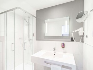 Een bureau, geluiddichte muren, gratis wifi, beddengoed