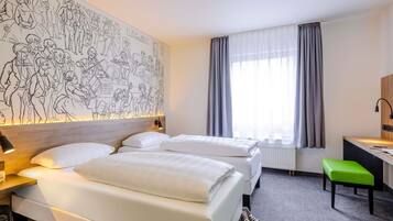 Desk, soundproofing, free WiFi, bed sheets