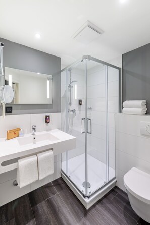 Standard-Suite, Mehrere Betten | Badezimmer