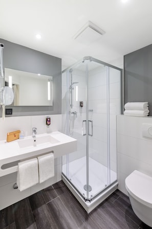 Standard-Suite, Mehrere Betten | Badezimmer