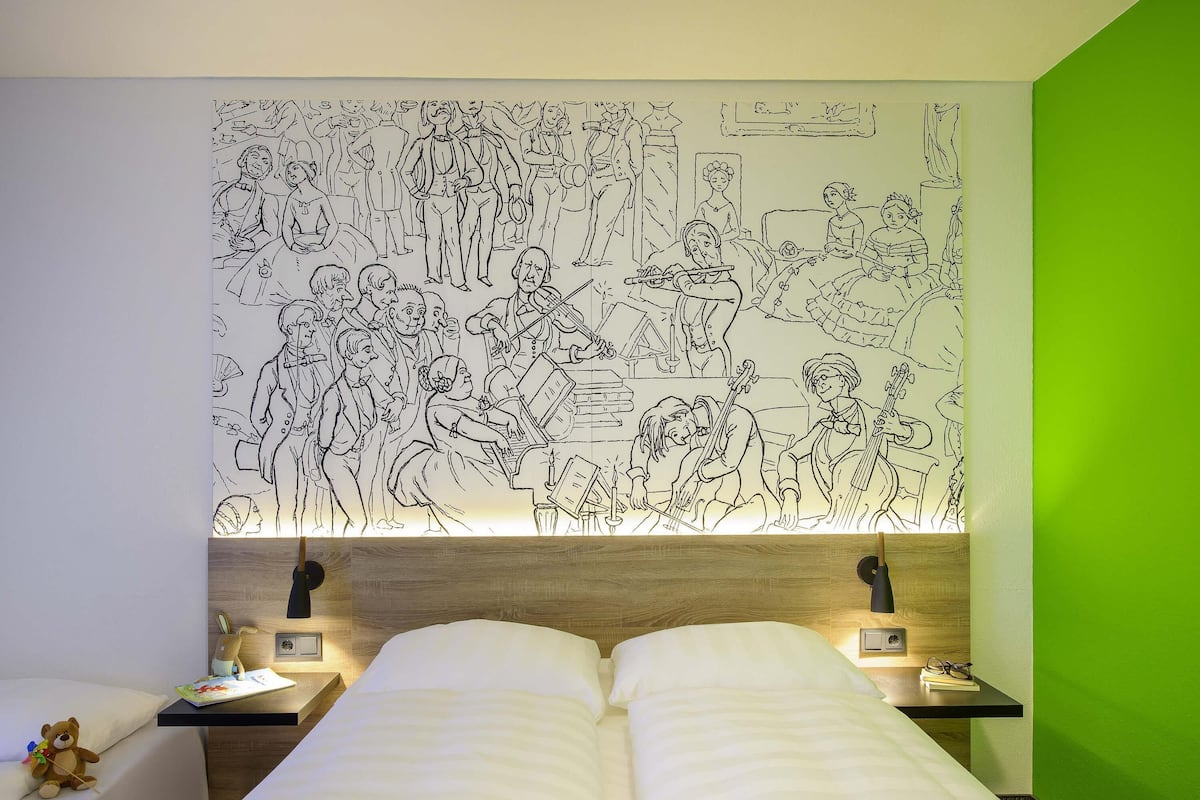 Habitación familiar, 1 cama doble con sofá cama | Escritorio, sistema de insonorización, wifi gratis y ropa de cama