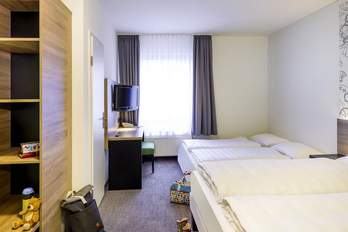 Familierom, 1 dobbeltseng med sovesofa | Skrivebord, lydisolert, wi-fi (inkludert) og sengetøy