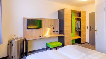 Standard Room, 1 Double Bed | Desk, soundproofing, free WiFi, bed sheets