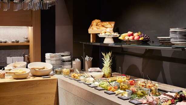Ein Buffet mit verschiedenen Speisen und einer Auswahl an Croissants.