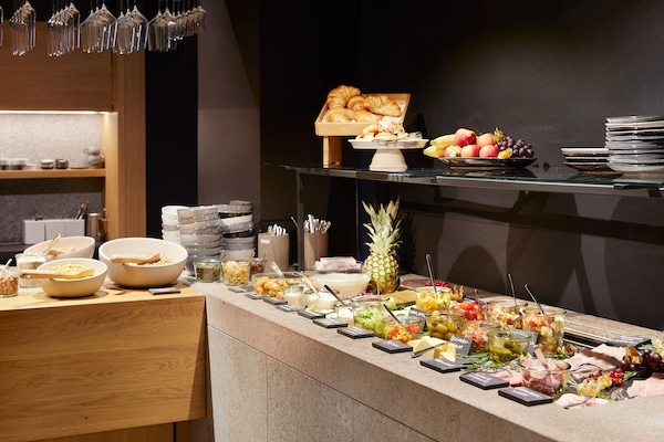 Petit déjeuner buffet (24 EUR par personne)