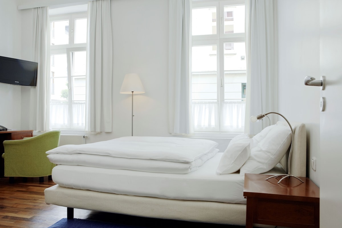 Hypo-allergenic bedding available, in-room safe, desk, soundproofing