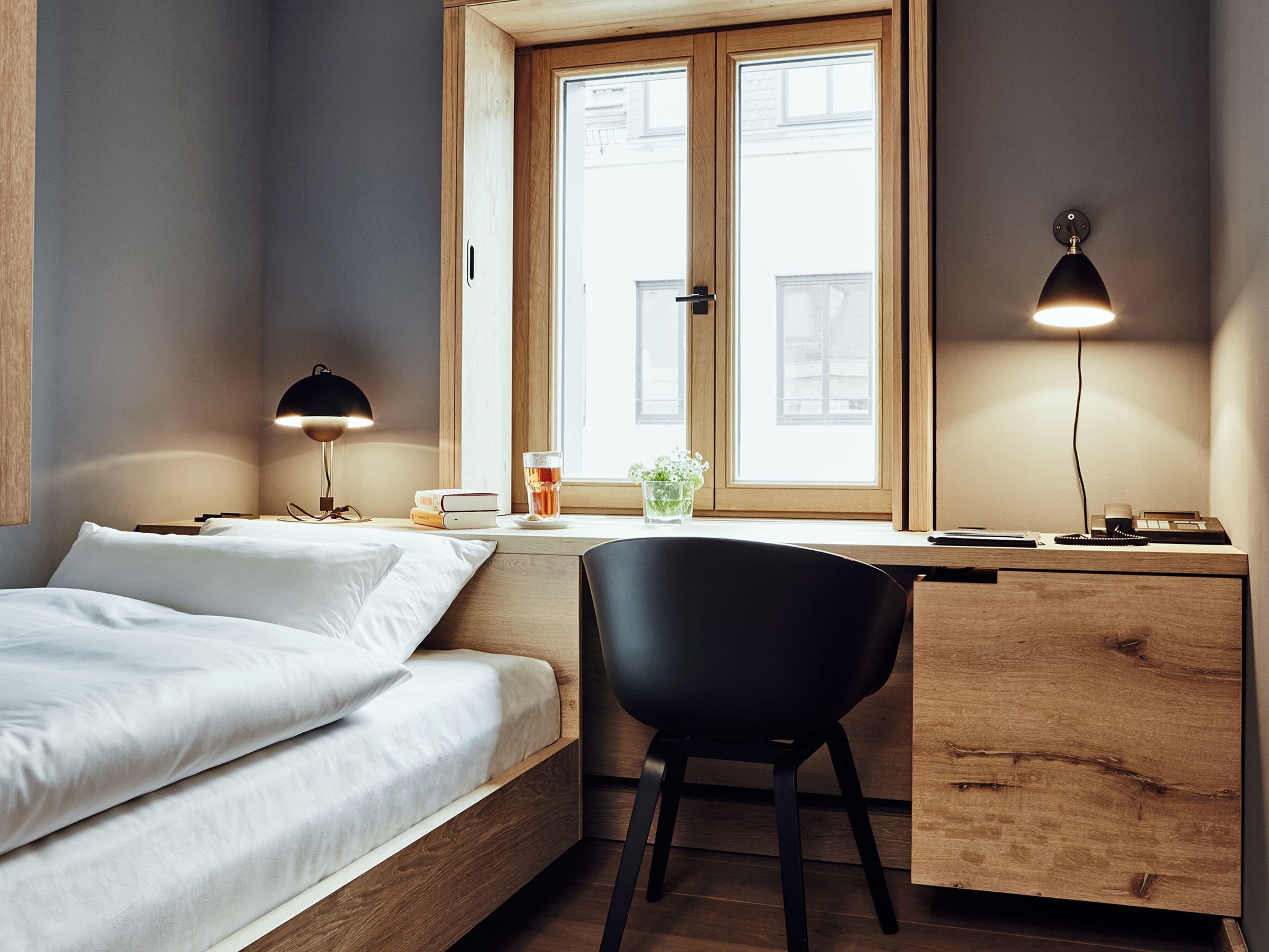 Ropa de cama hipoalergénica y caja de seguridad en la habitación 