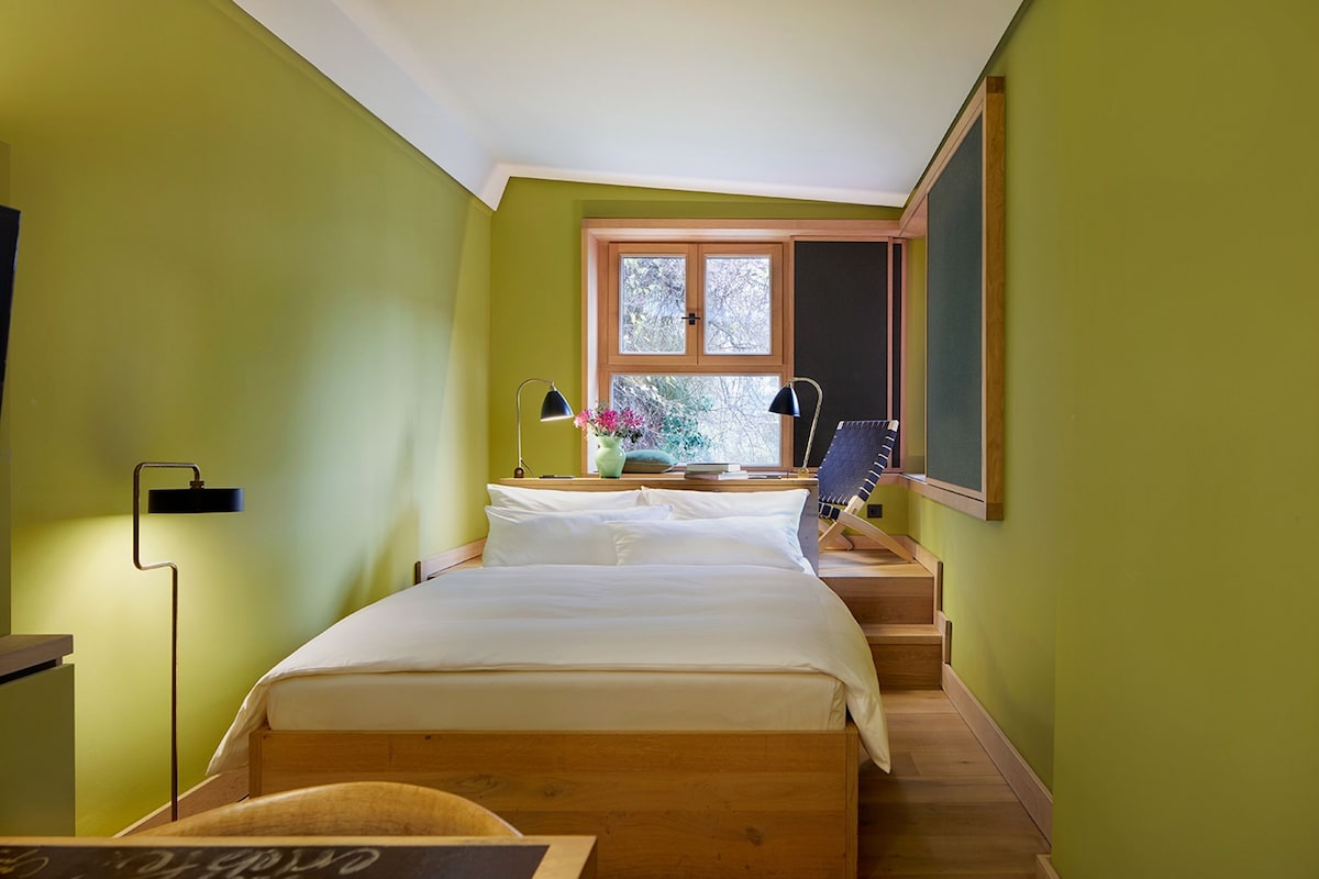 Hypo-allergenic bedding available, in-room safe, desk, soundproofing