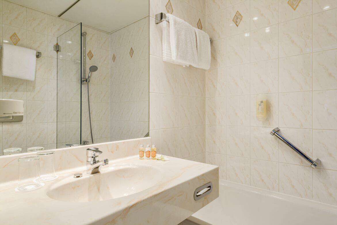 comfort room | bathroom | combined shower/bathtub, free toiletries, hair dryer, towels