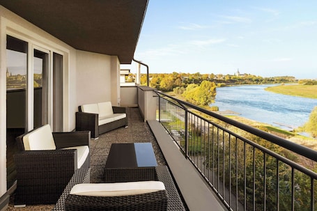 Suite | Hypo-allergenic bedding, minibar, individually decorated, desk. Amedia Dresden Elbpromenade, Trademark Collection by Wyndham