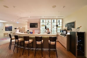 Bar (on property) - Amedia Dresden Elbpromenade, Trademark Collection by Wyndham (Dresden)