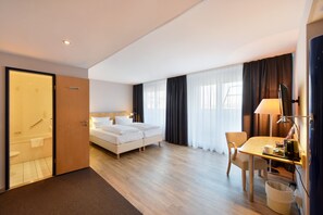 Roupas de cama antialérgicas, frigobar, individualmente decorados
