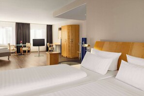 Suite | Allergikerbettwaren, Minibar, individuell dekoriert, Schreibtisch