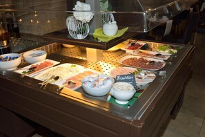 供应午餐和晚餐，地方菜