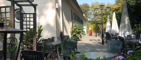 Aperto a pranzo e cena, cucina locale