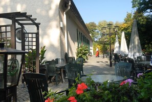 Lunch and dinner served, local cuisine - Land- und Golfhotel Alte Fliegerschule (Eisenach)