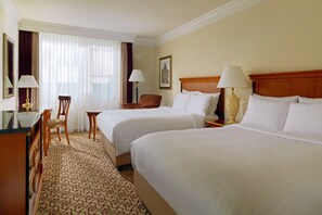 高档床上用品、加厚床垫、客房内保险箱、办公桌