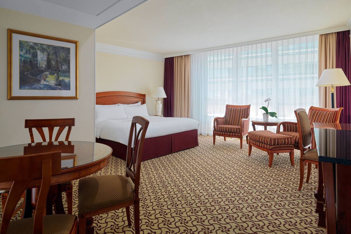 Studio Suite, 1 Tempat Tidur King | Seprai premium, bantalan ekstra lembut, brankas, dan meja kerja